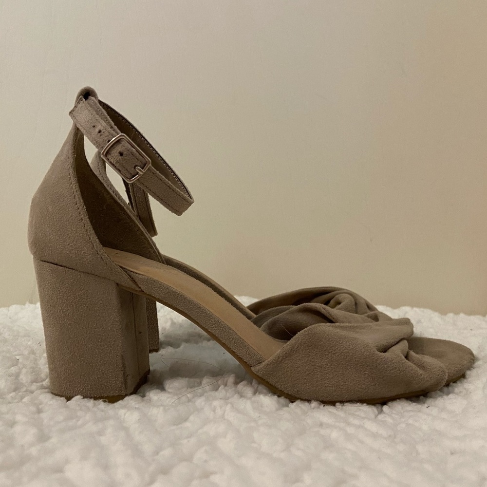 Cityclassified Heels in a beige gray